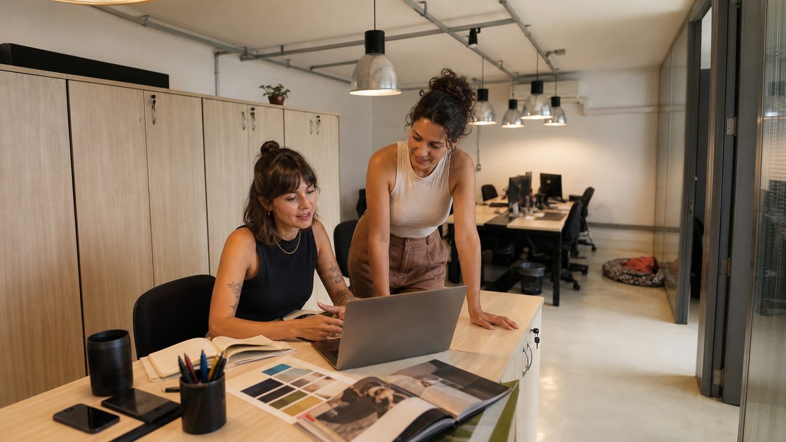 Pessoas trabalhando no coworking WORKSPACE